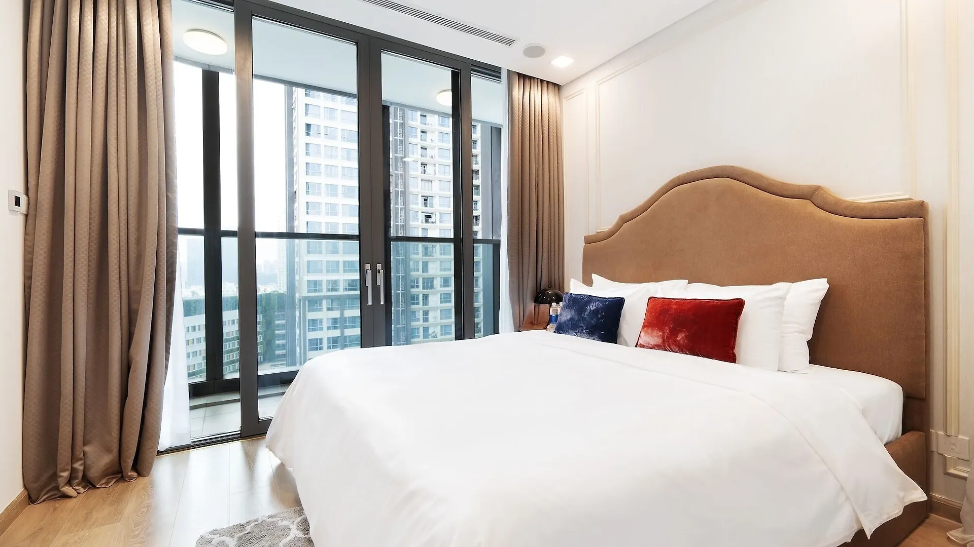 Hoasun Des Art - Lanmark 81 Ho Chi Minh City Vietnam